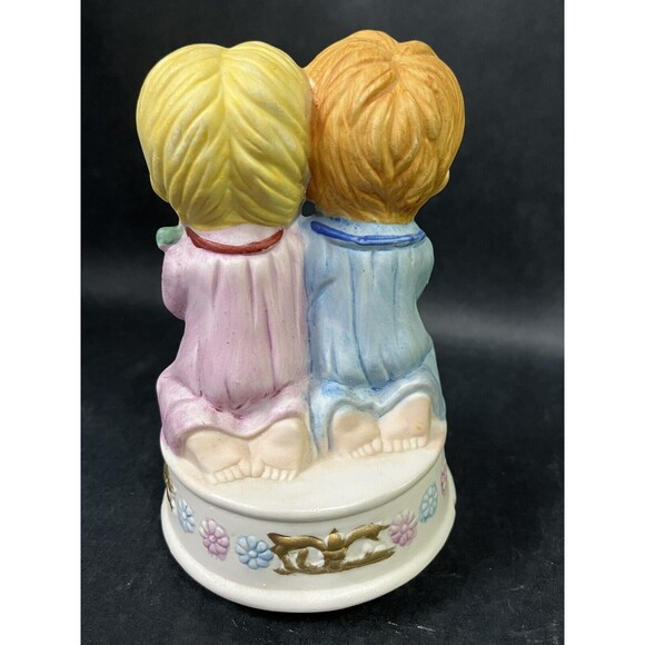 Vtg Boy & Girl Praying by Candle Musical Box Figurine Plays Brahm's Lullab Video - Picture 6 of 9
